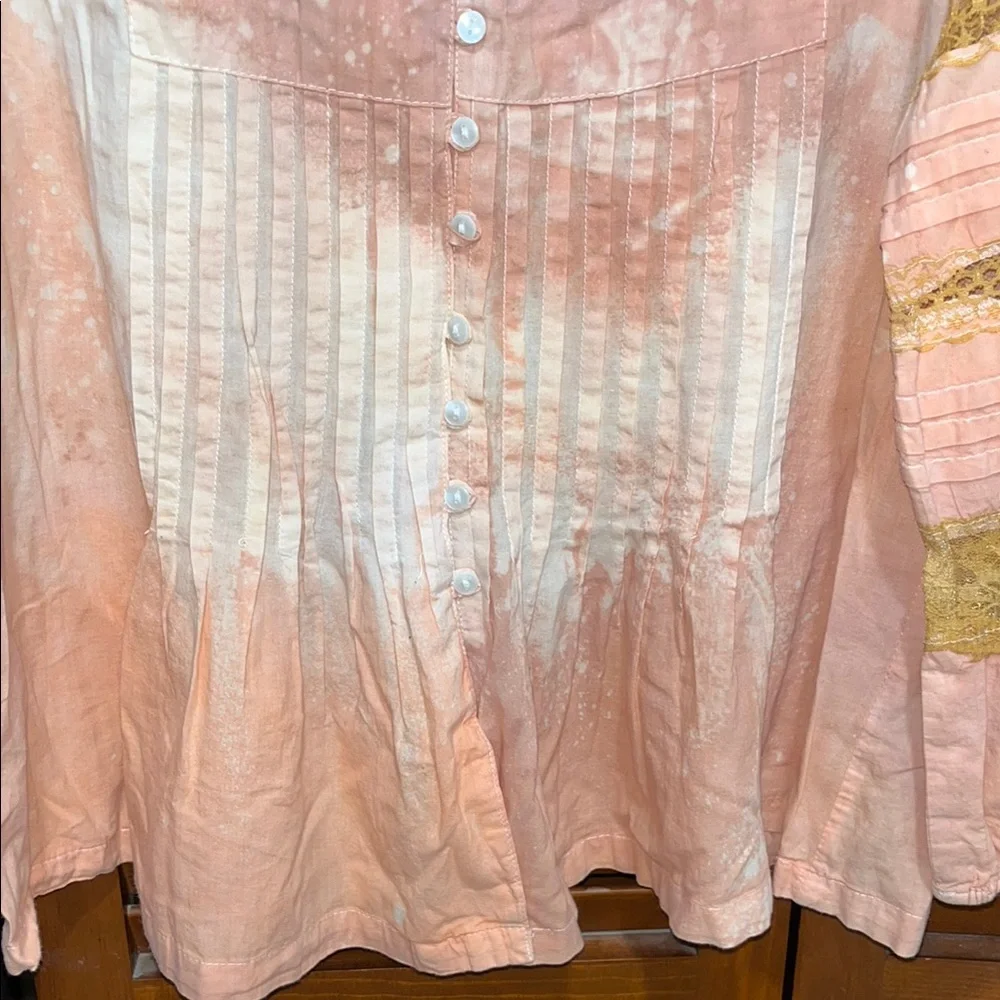 A Rare Bird Women's Boutique Peach and White Button-Up Top - Picture 6 of 11